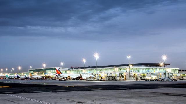 Flights to Middle East resume slowly as some airlines hold off